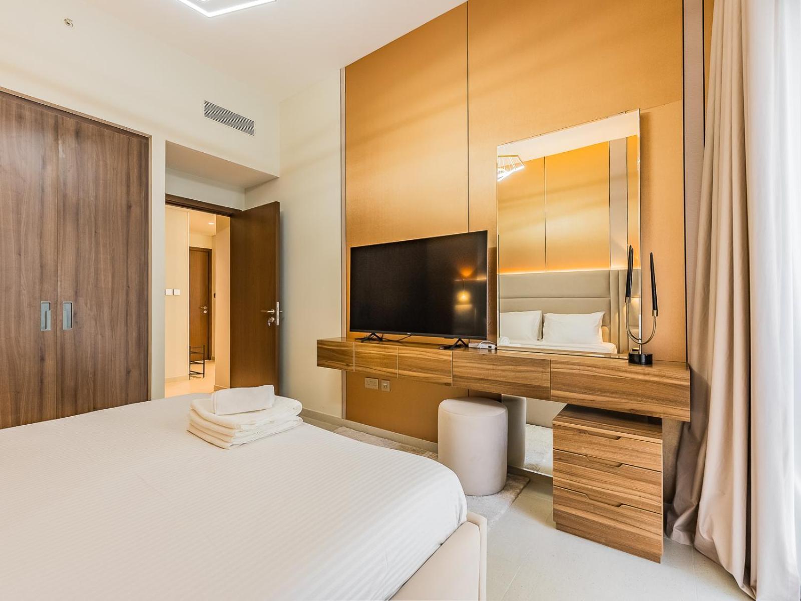 Escape 1br-vida Residences Creek Dubai